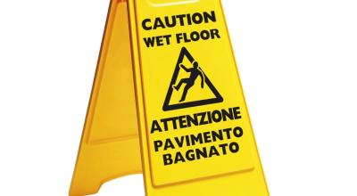 Cartello con avviso di pericolo pavimento bagnato