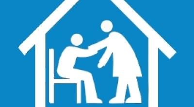 Casetta con anziano e assistente domiciliare